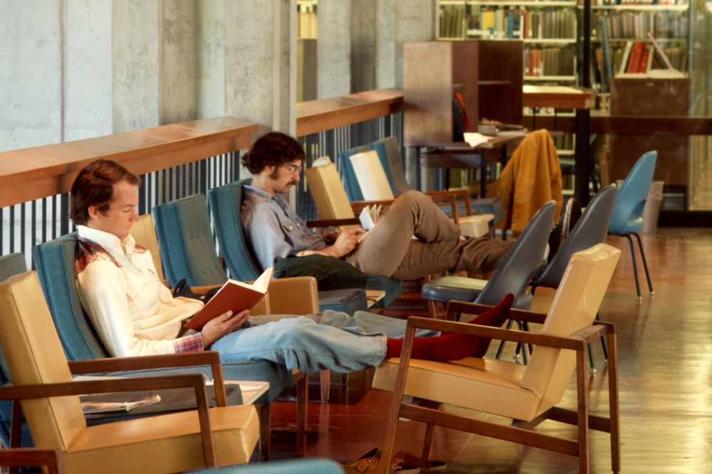 McHenry Library: Students On The Third Floor Bridge | UCSC Digital ...